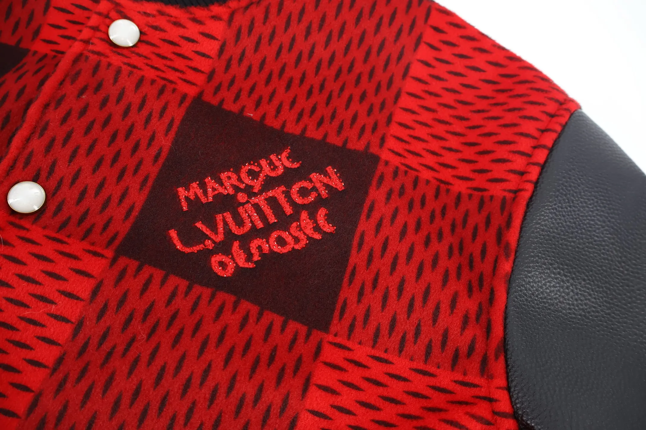 🅿️760 1v red checkerboard patchwork leather baseball jacket. Contrasting tension red and black checkerboard fabric + matte black leather sleeves. The roughness of the retro checkered pattern and the coolness of the leather collide with the visual sharpness, making the appearance a focal point. The "MARCQUES LOUIS VUITTON" logo on the chest hides the brand's genes, and the pearl white buttons are the finishing touch, and there is sophistication hidden in the looseness. Style adaptation: loose dropped shoulders + short tailoring, which can not only create a casual look on the street, but also bring out a neat aura, and is suitable for all daily/commuting/light social scenarios. Size:46-48-50-52